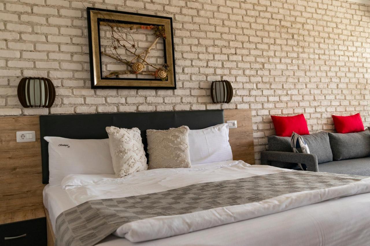 Отель Boutique 23 Дуэзечи-ши-Трей Аугуст Экстерьер фото